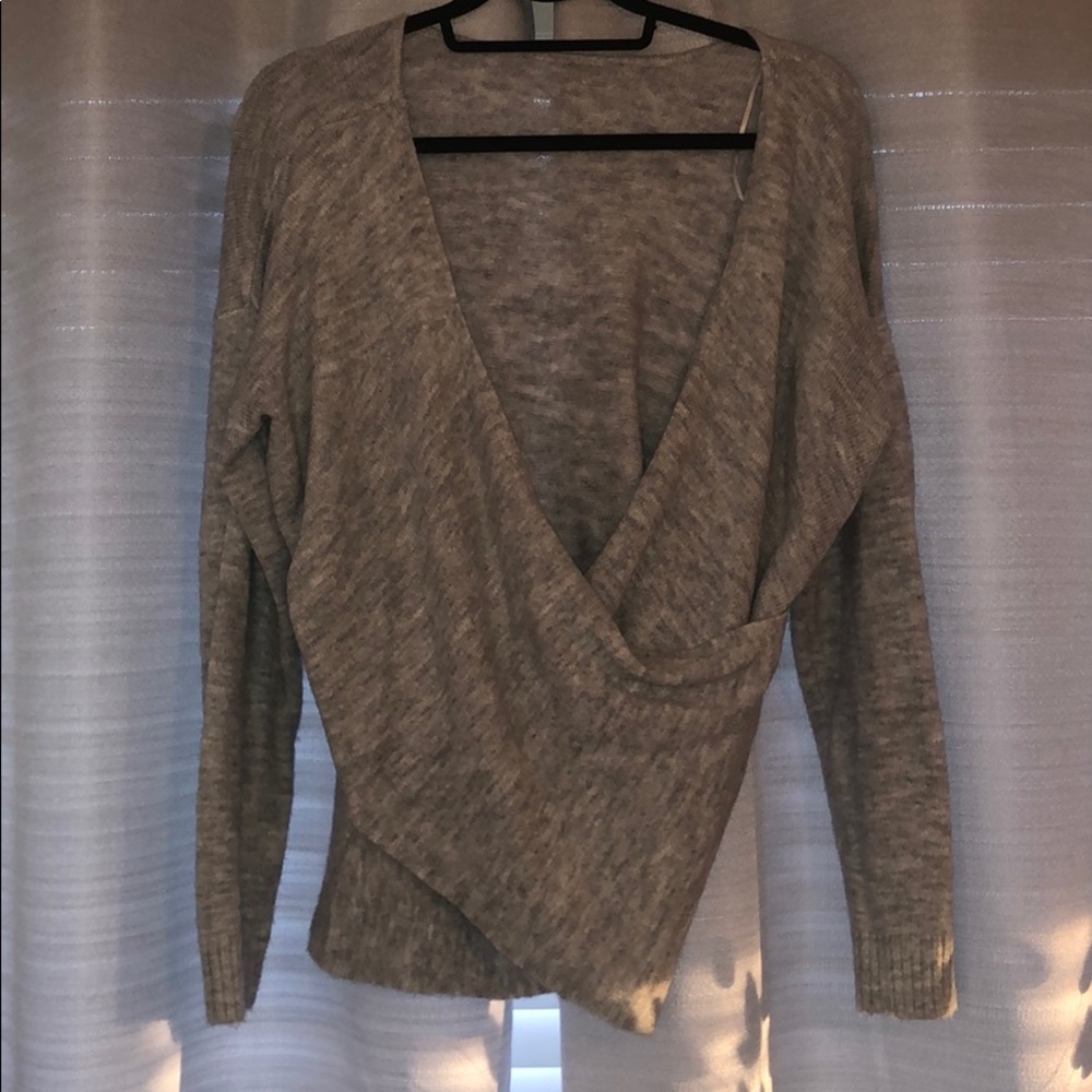 Low cut cross cross front sweater